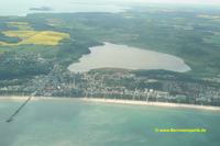 Binz mit Schmachter See, im Hintergrund die Insel Vilm